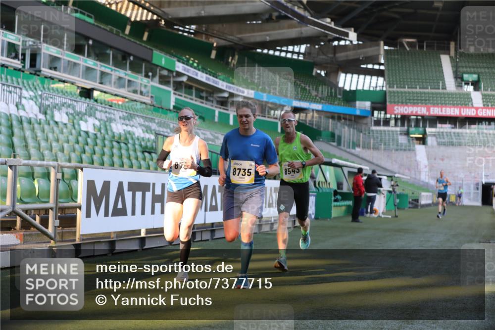 06.10.2024 - 19. swb-Marathon Bremen Yannick Fuchs http://msf.ph/oto/7377715 06.10.2024 10:19:01 Laufen im Stadion 7190, 7247, 7838, 8300, 8543, 8664, 8735, 8750 meine-sportfotos.de