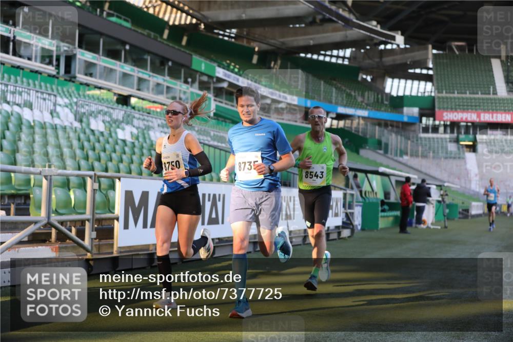 06.10.2024 - 19. swb-Marathon Bremen Yannick Fuchs http://msf.ph/oto/7377725 06.10.2024 10:19:01 Laufen im Stadion 7190, 7247, 7838, 8300, 8543, 8664, 8735, 8750 meine-sportfotos.de