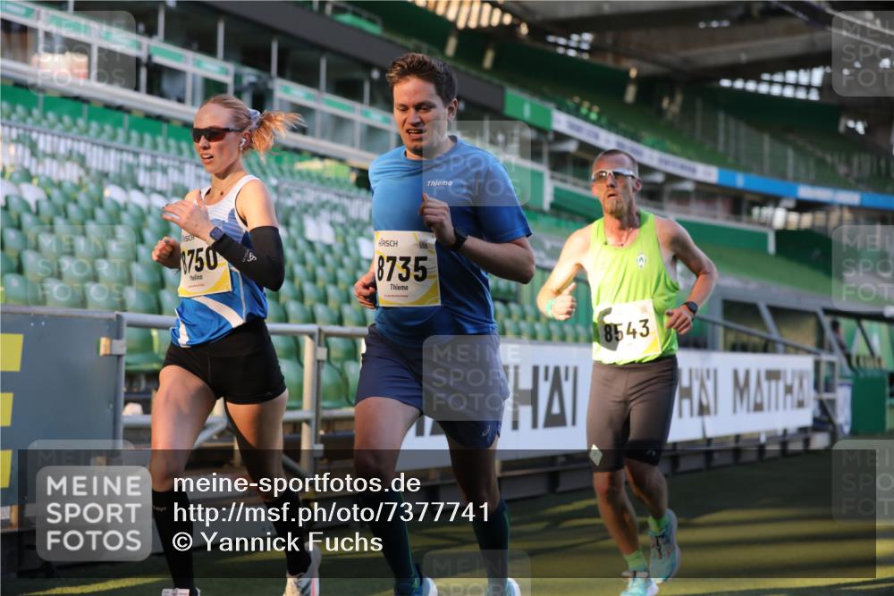06.10.2024 - 19. swb-Marathon Bremen Yannick Fuchs http://msf.ph/oto/7377741 06.10.2024 10:19:02 Laufen im Stadion 7190, 7247, 7838, 8543, 8664, 8735, 8750 meine-sportfotos.de