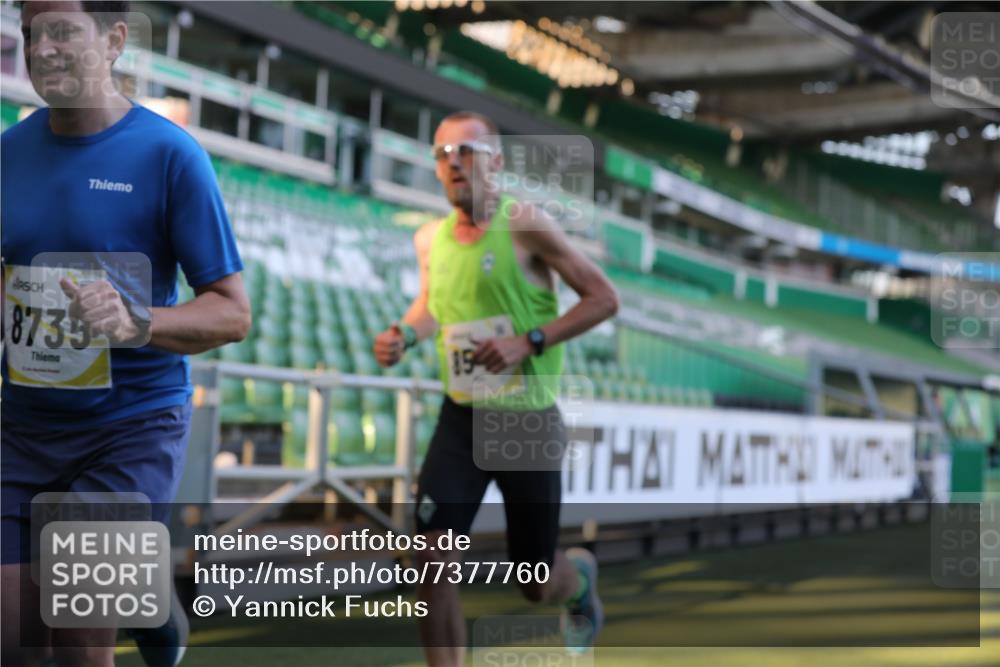 06.10.2024 - 19. swb-Marathon Bremen Yannick Fuchs http://msf.ph/oto/7377760 06.10.2024 10:19:02 Laufen im Stadion 7190, 7247, 7838, 8543, 8664, 8735, 8750 meine-sportfotos.de