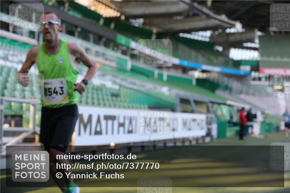 06.10.2024 - 19. swb-Marathon Bremen Yannick Fuchs http://msf.ph/oto/7377770 06.10.2024 10:19:03 Laufen im Stadion 7190, 7247, 7838, 8543, 8664, 8735, 8750 meine-sportfotos.de