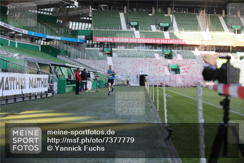 06.10.2024 - 19. swb-Marathon Bremen Yannick Fuchs http://msf.ph/oto/7377779 06.10.2024 10:19:03 Laufen im Stadion 7190, 7247, 7838, 8543, 8664, 8735, 8750 meine-sportfotos.de
