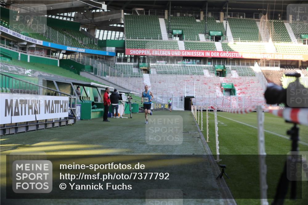 06.10.2024 - 19. swb-Marathon Bremen Yannick Fuchs http://msf.ph/oto/7377792 06.10.2024 10:19:03 Laufen im Stadion 7190, 7247, 7838, 8543, 8664, 8735, 8750 meine-sportfotos.de