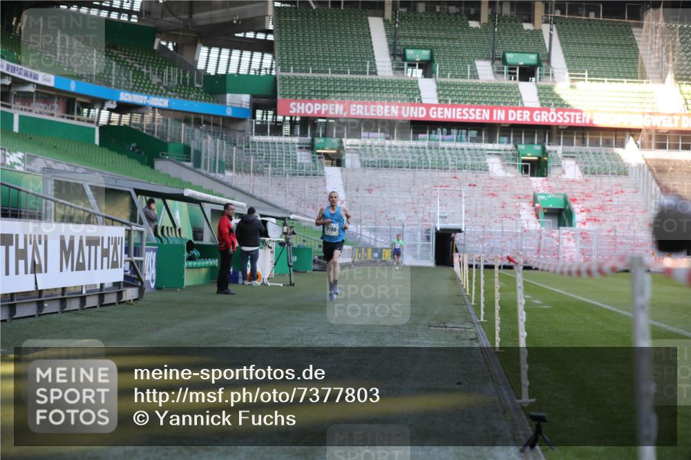 06.10.2024 - 19. swb-Marathon Bremen Yannick Fuchs http://msf.ph/oto/7377803 06.10.2024 10:19:03 Laufen im Stadion 7190, 7247, 7838, 8543, 8664, 8735, 8750 meine-sportfotos.de