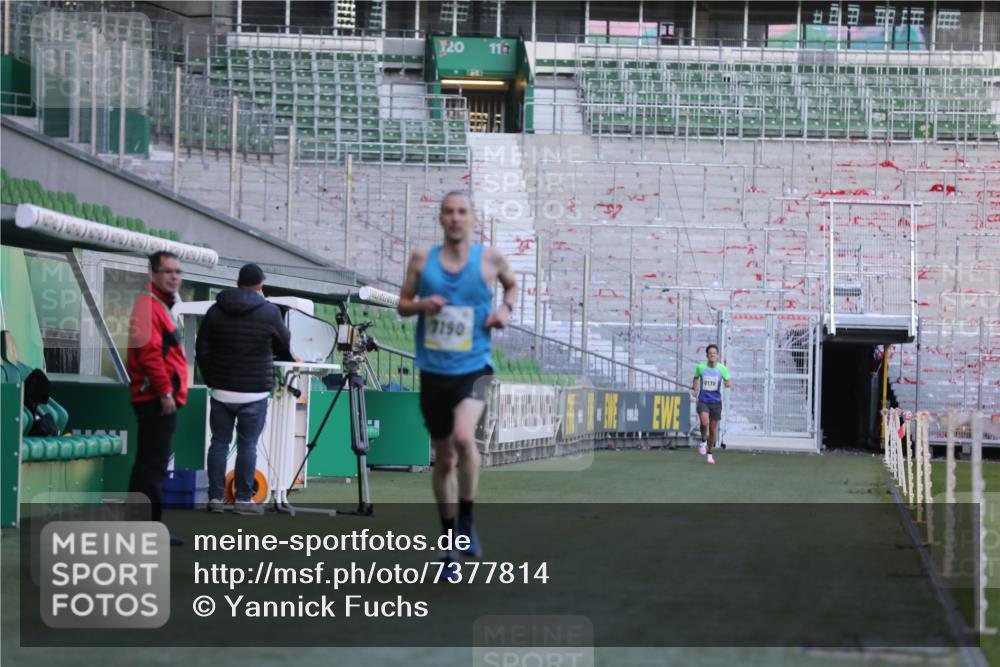 06.10.2024 - 19. swb-Marathon Bremen Yannick Fuchs http://msf.ph/oto/7377814 06.10.2024 10:19:04 Laufen im Stadion 7190, 7247, 7838, 8543, 8664, 8735, 8750 meine-sportfotos.de