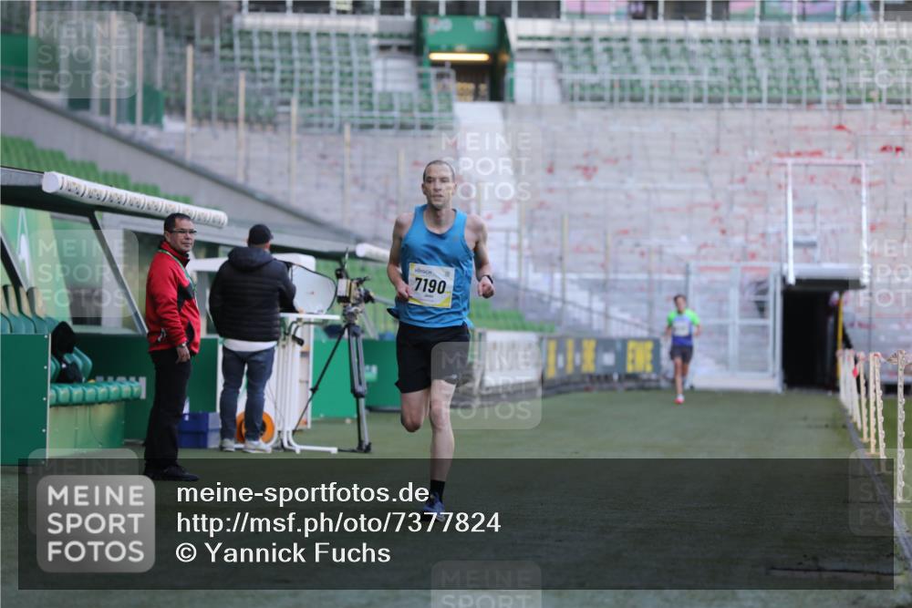 06.10.2024 - 19. swb-Marathon Bremen Yannick Fuchs http://msf.ph/oto/7377824 06.10.2024 10:19:04 Laufen im Stadion 7190, 7247, 7838, 8543, 8664, 8735, 8750 meine-sportfotos.de