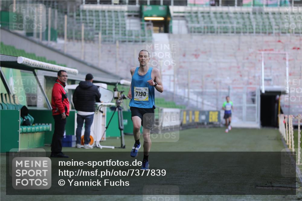 06.10.2024 - 19. swb-Marathon Bremen Yannick Fuchs http://msf.ph/oto/7377839 06.10.2024 10:19:04 Laufen im Stadion 7190, 7247, 7838, 8543, 8664, 8735, 8750 meine-sportfotos.de