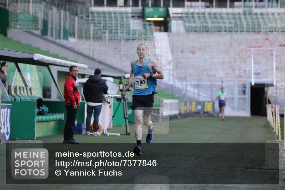 06.10.2024 - 19. swb-Marathon Bremen Yannick Fuchs http://msf.ph/oto/7377846 06.10.2024 10:19:05 Laufen im Stadion 7190, 7247, 7838, 8543, 8664, 8735, 8750 meine-sportfotos.de