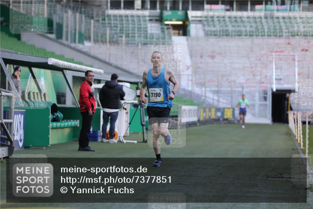 06.10.2024 - 19. swb-Marathon Bremen Yannick Fuchs http://msf.ph/oto/7377851 06.10.2024 10:19:05 Laufen im Stadion 7190, 7247, 7838, 8543, 8664, 8735, 8750 meine-sportfotos.de