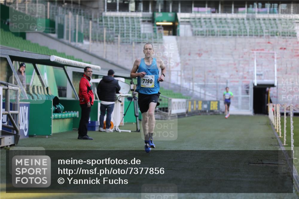 06.10.2024 - 19. swb-Marathon Bremen Yannick Fuchs http://msf.ph/oto/7377856 06.10.2024 10:19:05 Laufen im Stadion 7190, 7247, 7838, 8543, 8664, 8735, 8750 meine-sportfotos.de
