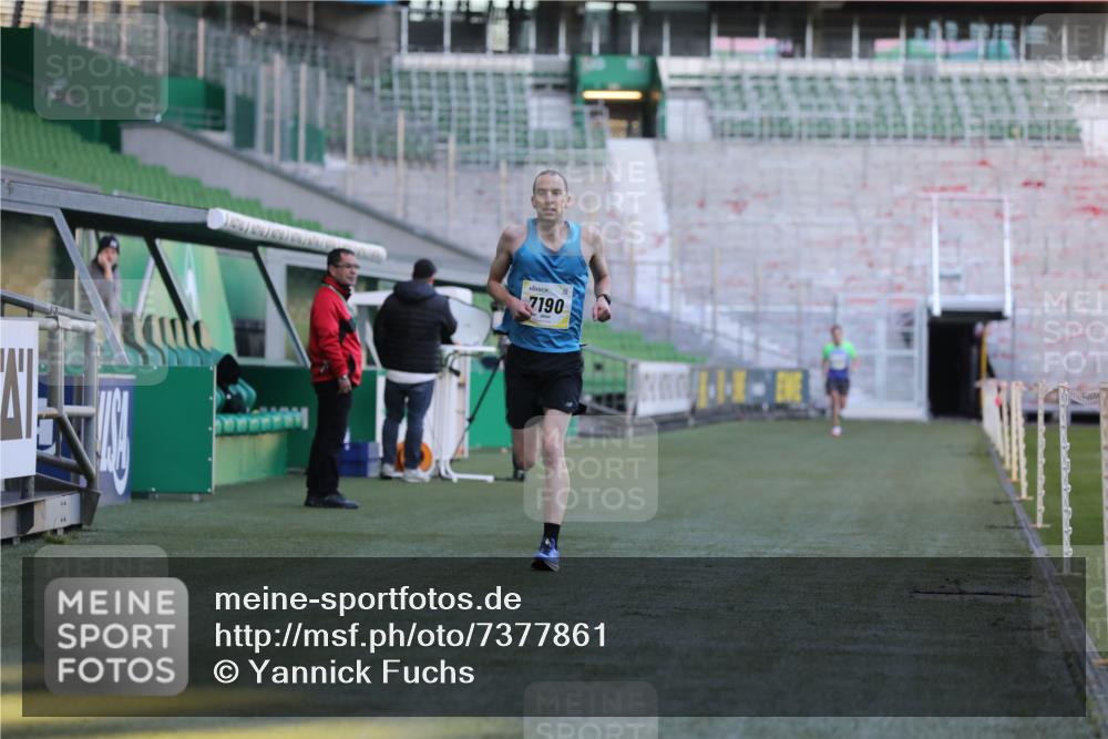 06.10.2024 - 19. swb-Marathon Bremen Yannick Fuchs http://msf.ph/oto/7377861 06.10.2024 10:19:05 Laufen im Stadion 7190, 7247, 7838, 8543, 8664, 8735, 8750 meine-sportfotos.de