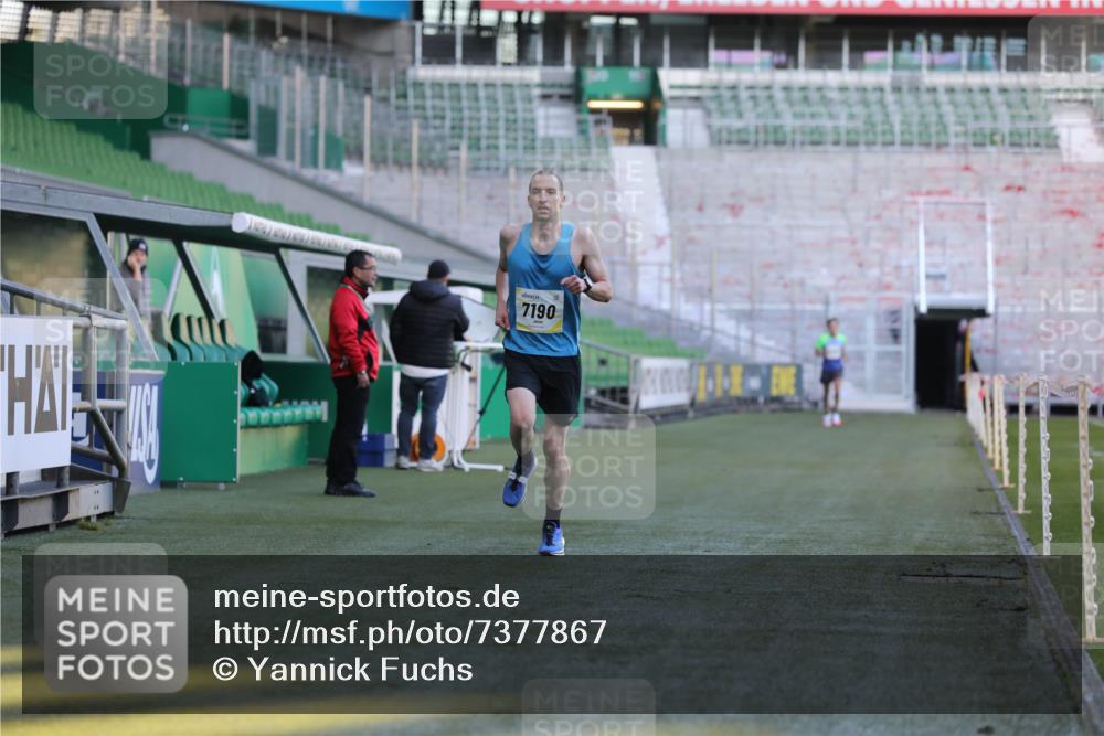06.10.2024 - 19. swb-Marathon Bremen Yannick Fuchs http://msf.ph/oto/7377867 06.10.2024 10:19:05 Laufen im Stadion 7190, 7247, 7838, 8543, 8664, 8735, 8750 meine-sportfotos.de