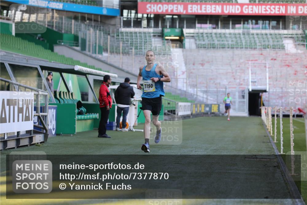 06.10.2024 - 19. swb-Marathon Bremen Yannick Fuchs http://msf.ph/oto/7377870 06.10.2024 10:19:05 Laufen im Stadion 7190, 7247, 7838, 8543, 8664, 8735, 8750 meine-sportfotos.de