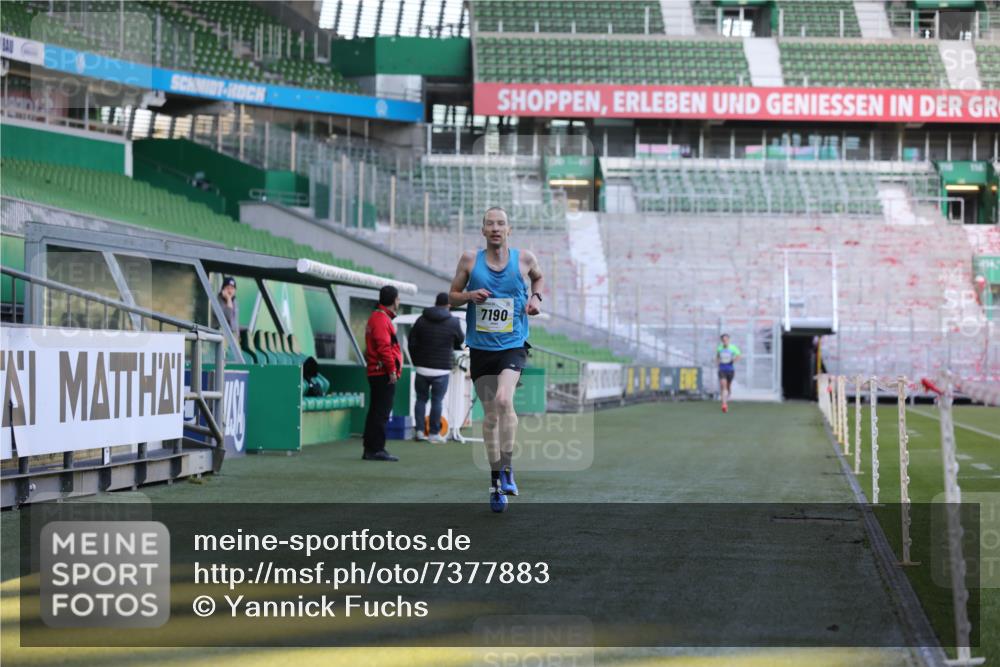 06.10.2024 - 19. swb-Marathon Bremen Yannick Fuchs http://msf.ph/oto/7377883 06.10.2024 10:19:06 Laufen im Stadion 7190, 7247, 7838, 8543, 8664, 8735, 8750 meine-sportfotos.de