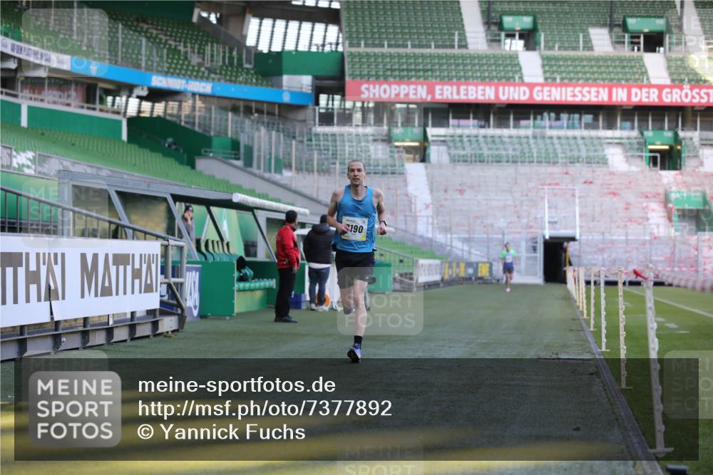 06.10.2024 - 19. swb-Marathon Bremen Yannick Fuchs http://msf.ph/oto/7377892 06.10.2024 10:19:06 Laufen im Stadion 7190, 7247, 7838, 8543, 8664, 8735, 8750 meine-sportfotos.de