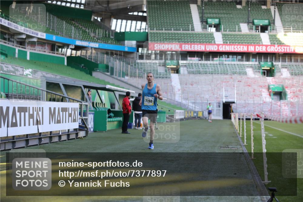 06.10.2024 - 19. swb-Marathon Bremen Yannick Fuchs http://msf.ph/oto/7377897 06.10.2024 10:19:06 Laufen im Stadion 7190, 7247, 7838, 8543, 8664, 8735, 8750 meine-sportfotos.de