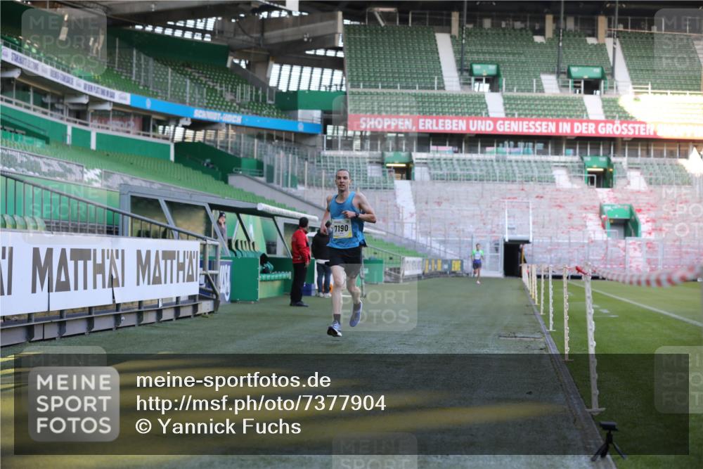 06.10.2024 - 19. swb-Marathon Bremen Yannick Fuchs http://msf.ph/oto/7377904 06.10.2024 10:19:06 Laufen im Stadion 7190, 7247, 7838, 8543, 8664, 8735, 8750 meine-sportfotos.de