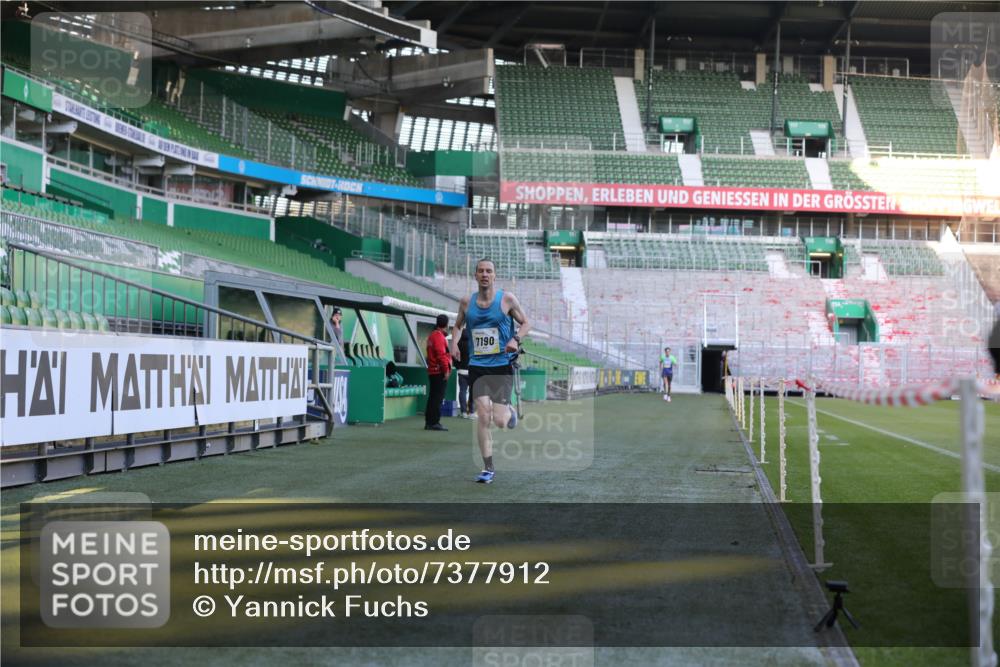 06.10.2024 - 19. swb-Marathon Bremen Yannick Fuchs http://msf.ph/oto/7377912 06.10.2024 10:19:06 Laufen im Stadion 7190, 7247, 7838, 8543, 8664, 8735, 8750 meine-sportfotos.de