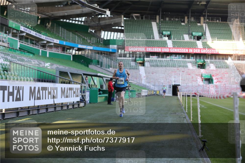 06.10.2024 - 19. swb-Marathon Bremen Yannick Fuchs http://msf.ph/oto/7377917 06.10.2024 10:19:06 Laufen im Stadion 7190, 7247, 7838, 8543, 8664, 8735, 8750 meine-sportfotos.de
