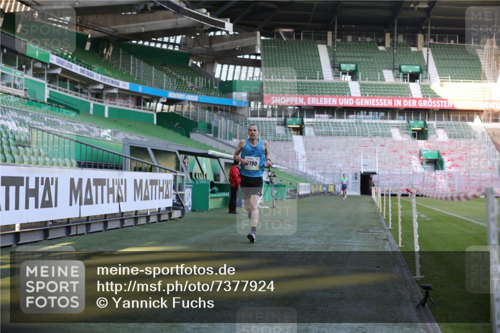 06.10.2024 - 19. swb-Marathon Bremen Yannick Fuchs http://msf.ph/oto/7377924 06.10.2024 10:19:06 Laufen im Stadion 7190, 7247, 7838, 8543, 8664, 8735, 8750 meine-sportfotos.de