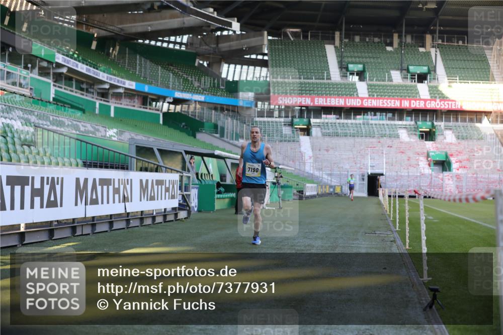 06.10.2024 - 19. swb-Marathon Bremen Yannick Fuchs http://msf.ph/oto/7377931 06.10.2024 10:19:07 Laufen im Stadion 7190, 7247, 7838, 8543, 8664, 8735, 8750 meine-sportfotos.de