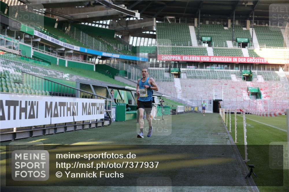 06.10.2024 - 19. swb-Marathon Bremen Yannick Fuchs http://msf.ph/oto/7377937 06.10.2024 10:19:07 Laufen im Stadion 7190, 7247, 7838, 8543, 8664, 8735, 8750 meine-sportfotos.de