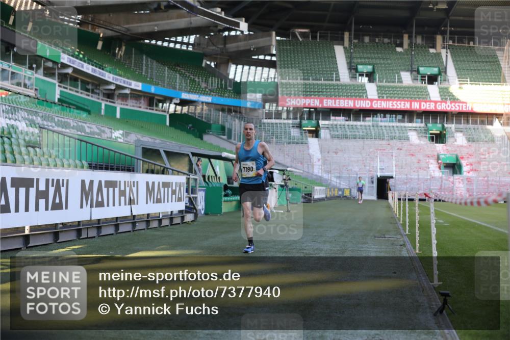 06.10.2024 - 19. swb-Marathon Bremen Yannick Fuchs http://msf.ph/oto/7377940 06.10.2024 10:19:07 Laufen im Stadion 7190, 7247, 7838, 8543, 8664, 8735, 8750 meine-sportfotos.de