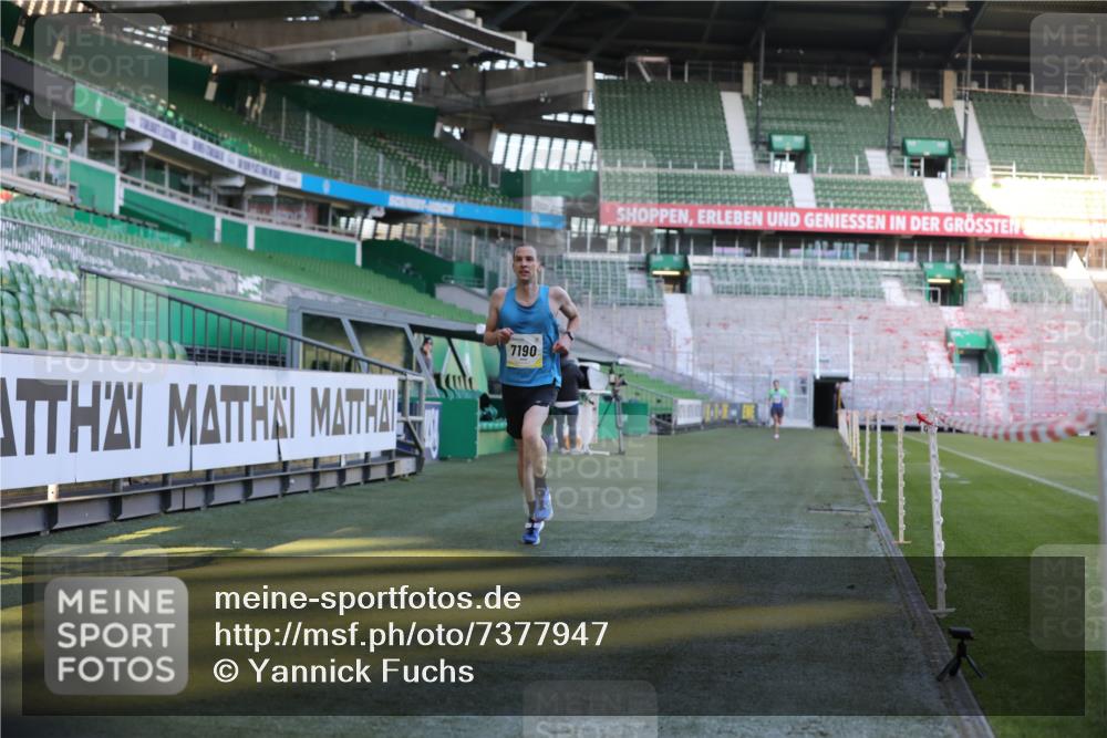 06.10.2024 - 19. swb-Marathon Bremen Yannick Fuchs http://msf.ph/oto/7377947 06.10.2024 10:19:07 Laufen im Stadion 7190, 7247, 7838, 8543, 8664, 8735, 8750 meine-sportfotos.de
