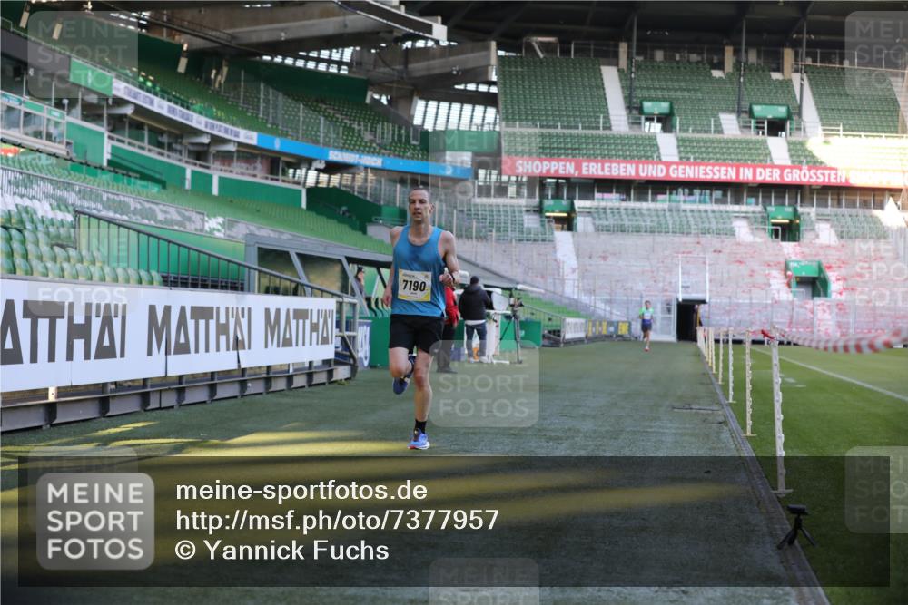 06.10.2024 - 19. swb-Marathon Bremen Yannick Fuchs http://msf.ph/oto/7377957 06.10.2024 10:19:07 Laufen im Stadion 7190, 7247, 7838, 8543, 8664, 8735, 8750 meine-sportfotos.de