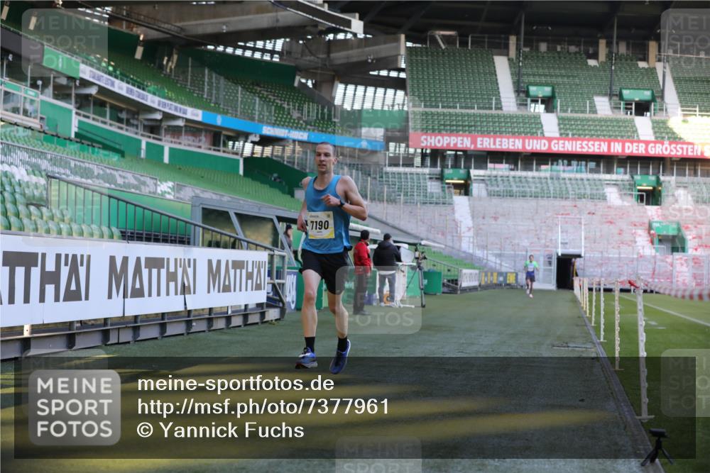 06.10.2024 - 19. swb-Marathon Bremen Yannick Fuchs http://msf.ph/oto/7377961 06.10.2024 10:19:07 Laufen im Stadion 7190, 7247, 7838, 8543, 8664, 8735, 8750 meine-sportfotos.de