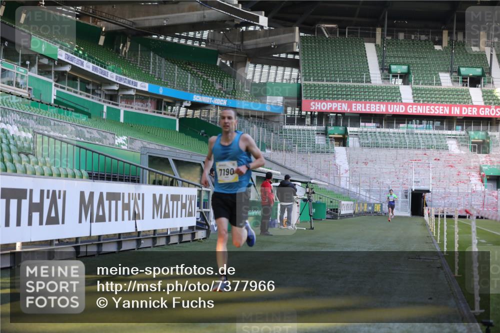 06.10.2024 - 19. swb-Marathon Bremen Yannick Fuchs http://msf.ph/oto/7377966 06.10.2024 10:19:08 Laufen im Stadion 7190, 7247, 7838, 8543, 8664, 8735, 8750 meine-sportfotos.de