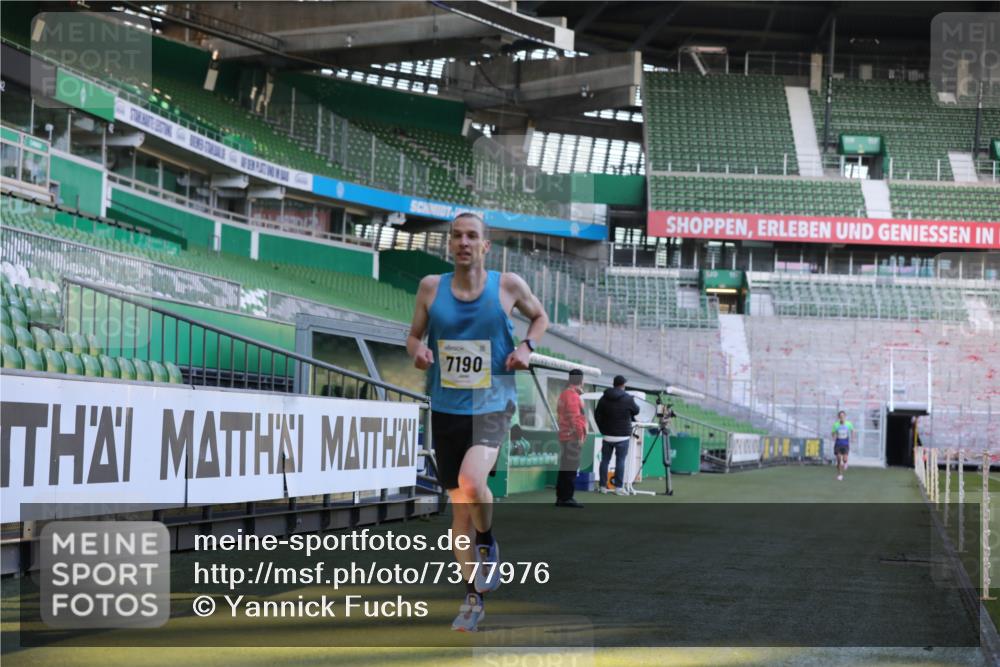 06.10.2024 - 19. swb-Marathon Bremen Yannick Fuchs http://msf.ph/oto/7377976 06.10.2024 10:19:08 Laufen im Stadion 7190, 7247, 7838, 8543, 8664, 8735, 8750 meine-sportfotos.de
