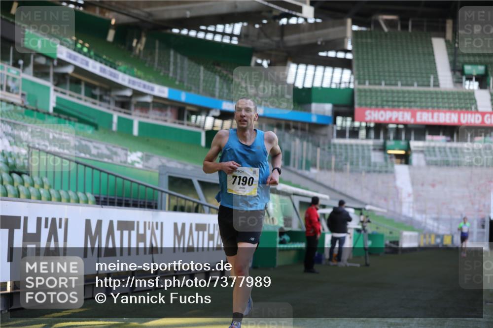 06.10.2024 - 19. swb-Marathon Bremen Yannick Fuchs http://msf.ph/oto/7377989 06.10.2024 10:19:08 Laufen im Stadion 7190, 7247, 7838, 8543, 8664, 8735, 8750 meine-sportfotos.de