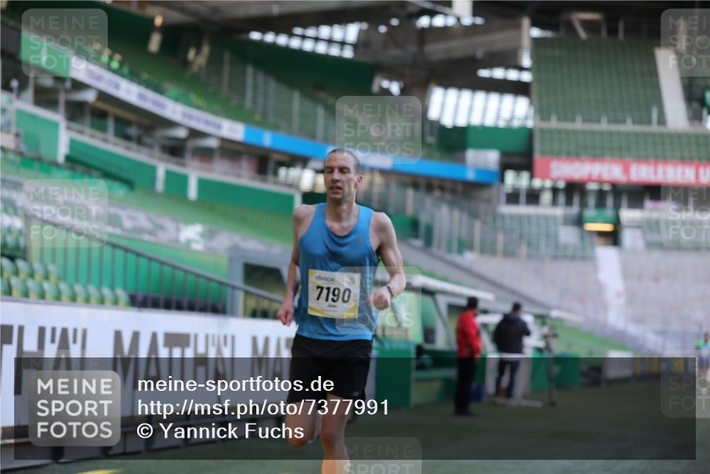 06.10.2024 - 19. swb-Marathon Bremen Yannick Fuchs http://msf.ph/oto/7377991 06.10.2024 10:19:08 Laufen im Stadion 7190, 7247, 7838, 8543, 8664, 8735, 8750 meine-sportfotos.de