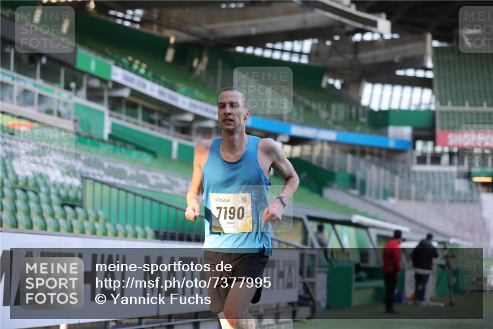 06.10.2024 - 19. swb-Marathon Bremen Yannick Fuchs http://msf.ph/oto/7377995 06.10.2024 10:19:08 Laufen im Stadion 7190, 7247, 7838, 8543, 8664, 8735, 8750 meine-sportfotos.de