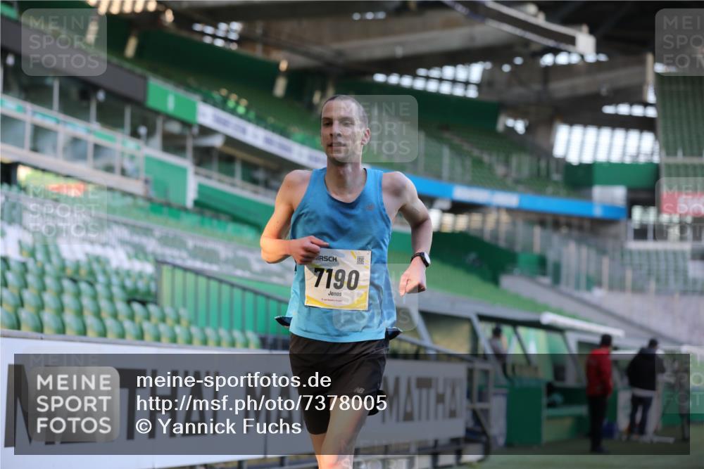 06.10.2024 - 19. swb-Marathon Bremen Yannick Fuchs http://msf.ph/oto/7378005 06.10.2024 10:19:09 Laufen im Stadion 7190, 7247, 7838, 8543, 8664, 8735, 8750 meine-sportfotos.de