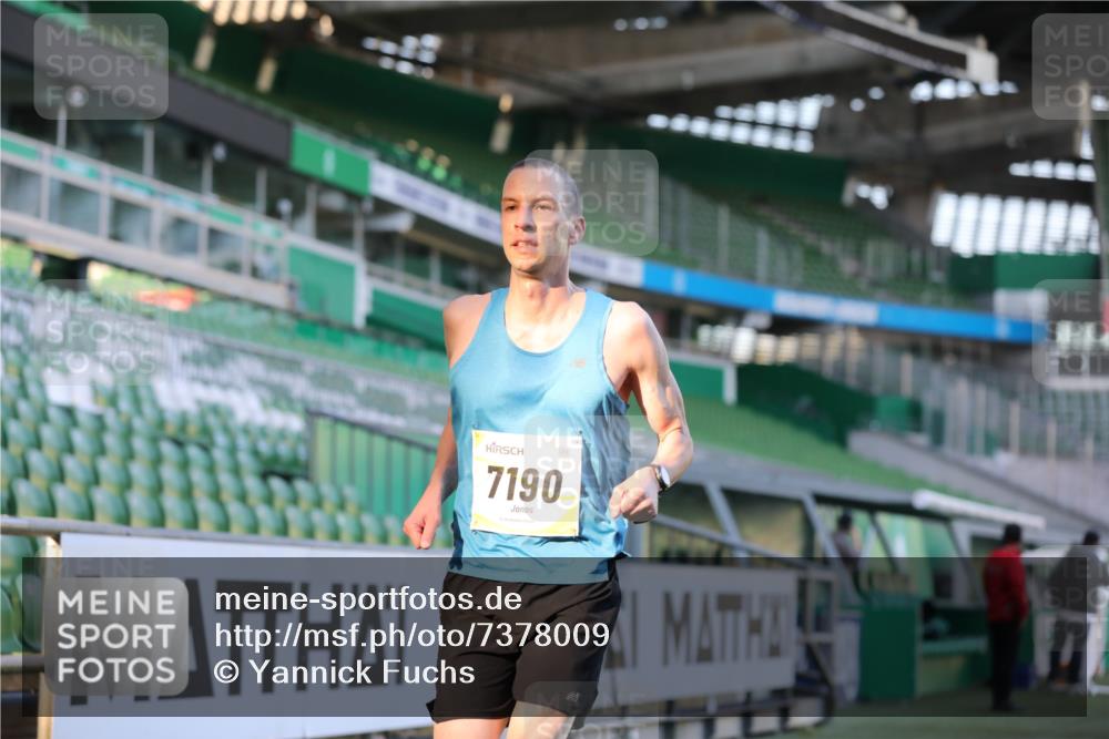 06.10.2024 - 19. swb-Marathon Bremen Yannick Fuchs http://msf.ph/oto/7378009 06.10.2024 10:19:09 Laufen im Stadion 7190, 7247, 7838, 8543, 8664, 8735, 8750 meine-sportfotos.de