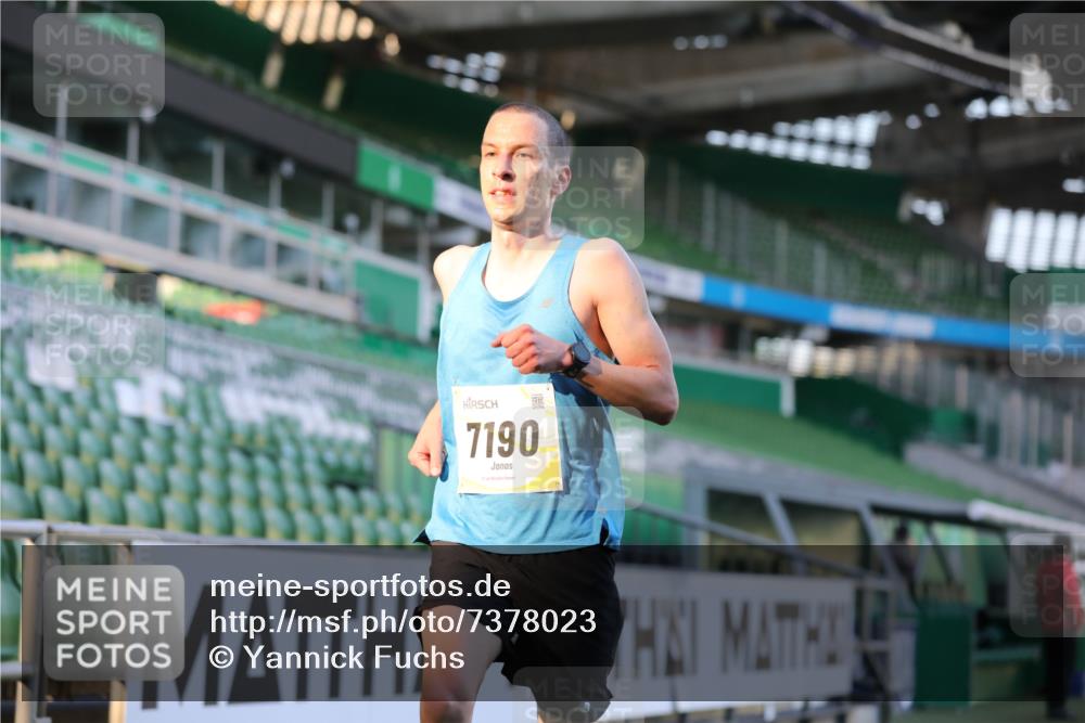 06.10.2024 - 19. swb-Marathon Bremen Yannick Fuchs http://msf.ph/oto/7378023 06.10.2024 10:19:09 Laufen im Stadion 7190, 7247, 7838, 8543, 8664, 8735, 8750 meine-sportfotos.de