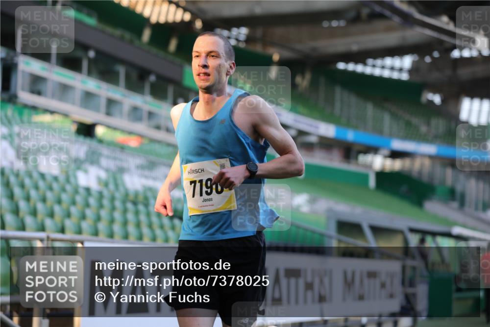 06.10.2024 - 19. swb-Marathon Bremen Yannick Fuchs http://msf.ph/oto/7378025 06.10.2024 10:19:09 Laufen im Stadion 7190, 7247, 7838, 8543, 8664, 8735, 8750 meine-sportfotos.de