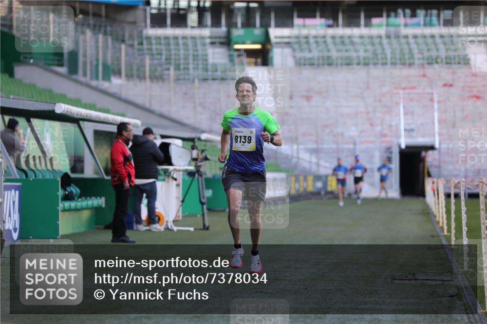 06.10.2024 - 19. swb-Marathon Bremen Yannick Fuchs http://msf.ph/oto/7378034 06.10.2024 10:19:17 Laufen im Stadion 7190, 7838, 8139, 8543, 8664, 8735, 8750 meine-sportfotos.de