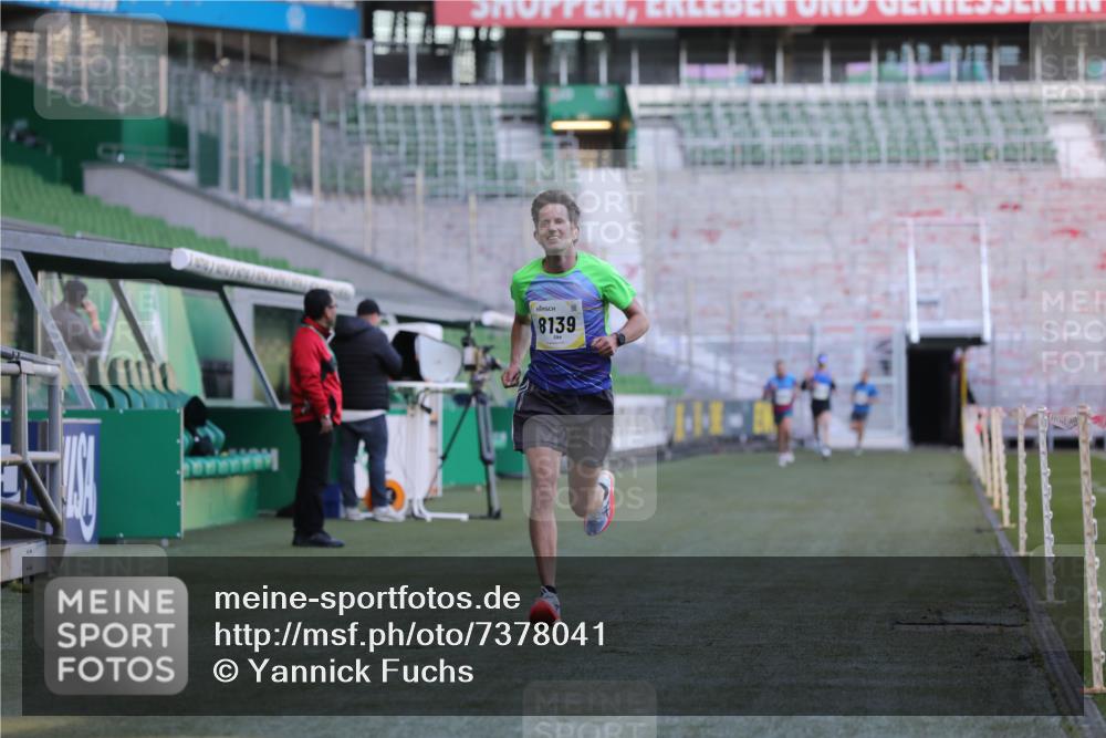06.10.2024 - 19. swb-Marathon Bremen Yannick Fuchs http://msf.ph/oto/7378041 06.10.2024 10:19:18 Laufen im Stadion 7190, 7838, 8139, 8543, 8664, 8735, 8750 meine-sportfotos.de