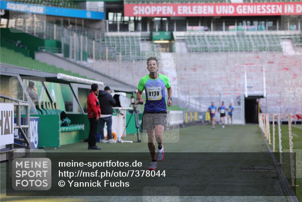 06.10.2024 - 19. swb-Marathon Bremen Yannick Fuchs http://msf.ph/oto/7378044 06.10.2024 10:19:18 Laufen im Stadion 7190, 7838, 8139, 8543, 8664, 8735, 8750 meine-sportfotos.de