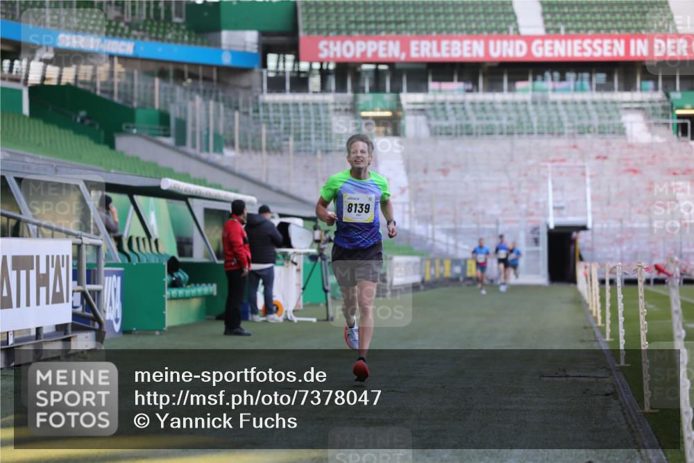 06.10.2024 - 19. swb-Marathon Bremen Yannick Fuchs http://msf.ph/oto/7378047 06.10.2024 10:19:18 Laufen im Stadion 7190, 7838, 8139, 8543, 8664, 8735, 8750 meine-sportfotos.de
