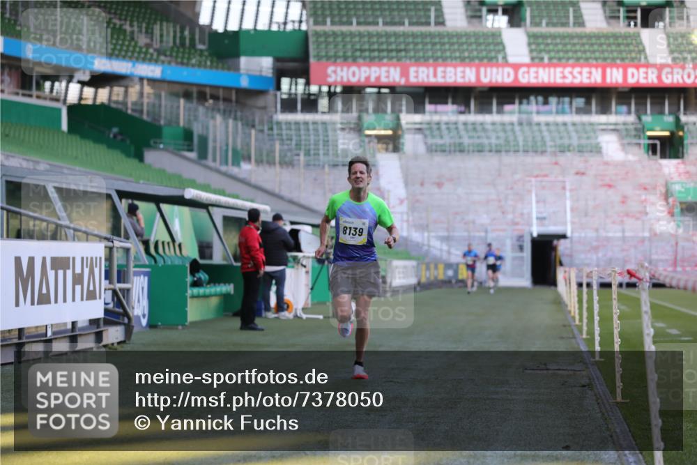 06.10.2024 - 19. swb-Marathon Bremen Yannick Fuchs http://msf.ph/oto/7378050 06.10.2024 10:19:18 Laufen im Stadion 7190, 7838, 8139, 8543, 8664, 8735, 8750 meine-sportfotos.de