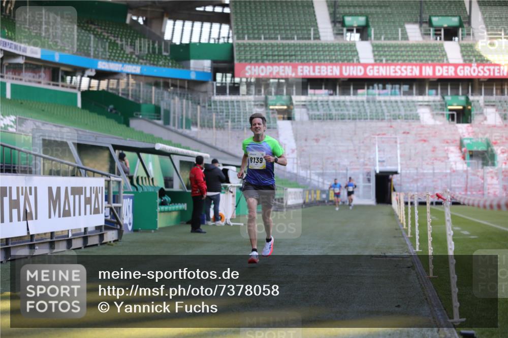 06.10.2024 - 19. swb-Marathon Bremen Yannick Fuchs http://msf.ph/oto/7378058 06.10.2024 10:19:18 Laufen im Stadion 7190, 7838, 8139, 8543, 8664, 8735, 8750 meine-sportfotos.de