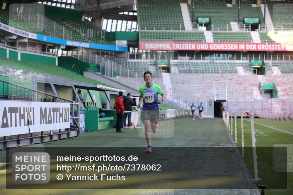 06.10.2024 - 19. swb-Marathon Bremen Yannick Fuchs http://msf.ph/oto/7378062 06.10.2024 10:19:18 Laufen im Stadion 7190, 7838, 8139, 8543, 8664, 8735, 8750 meine-sportfotos.de
