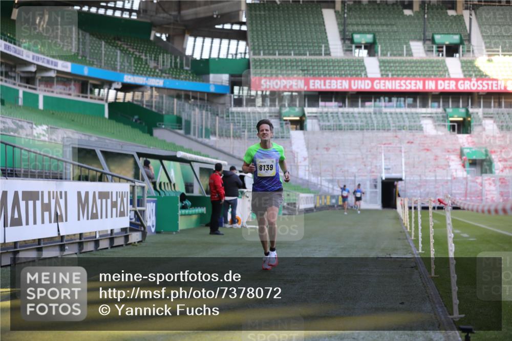 06.10.2024 - 19. swb-Marathon Bremen Yannick Fuchs http://msf.ph/oto/7378072 06.10.2024 10:19:18 Laufen im Stadion 7190, 7838, 8139, 8543, 8664, 8735, 8750 meine-sportfotos.de