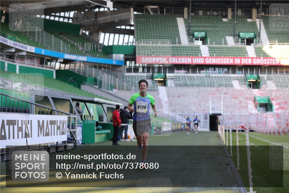06.10.2024 - 19. swb-Marathon Bremen Yannick Fuchs http://msf.ph/oto/7378080 06.10.2024 10:19:19 Laufen im Stadion 7190, 7838, 8139, 8543, 8664, 8735, 8750 meine-sportfotos.de