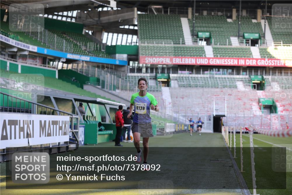 06.10.2024 - 19. swb-Marathon Bremen Yannick Fuchs http://msf.ph/oto/7378092 06.10.2024 10:19:19 Laufen im Stadion 7190, 7838, 8139, 8543, 8664, 8735, 8750 meine-sportfotos.de