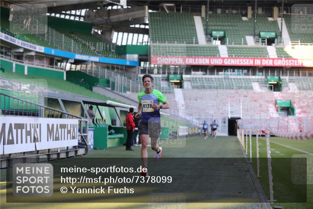 06.10.2024 - 19. swb-Marathon Bremen Yannick Fuchs http://msf.ph/oto/7378099 06.10.2024 10:19:19 Laufen im Stadion 7190, 7838, 8139, 8543, 8664, 8735, 8750 meine-sportfotos.de